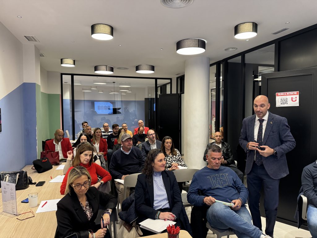 Sesión de formación inmobiliaria en las oficinas de Keller Williams Kinver Granada